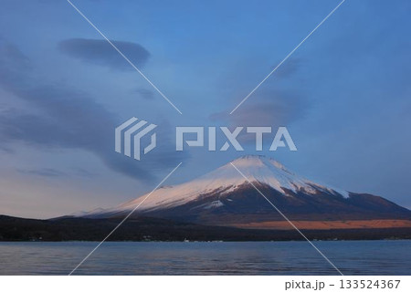 山中湖からの日の出前の「富士山」 133524367