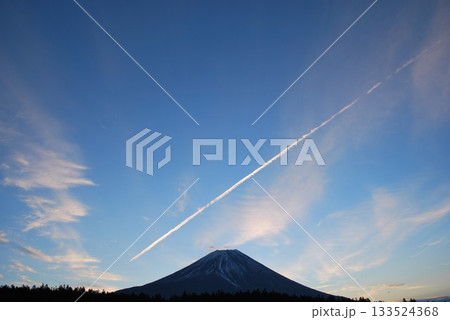 早朝の朝霧高原からの「富士山」 133524368