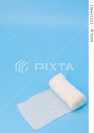 水色背景と巻かれた包帯 133524461