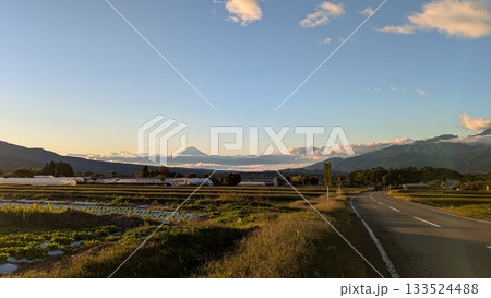 夕暮れの空に浮かぶ富士山 夕暮れの空に浮かぶ富士山 133524488