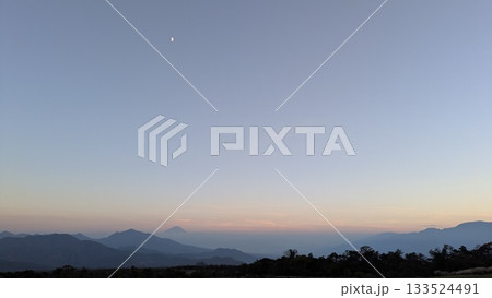 夕空の富士山と月 夕空の富士山と月 133524491