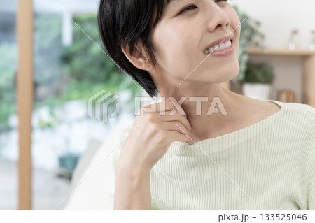 首をマッサージする女性 胸鎖乳突筋メソッド 小顔効果マッサージ ボディパーツ パーツカット 首をマッサージする女性 胸鎖乳突筋メソッド 小顔効果マッサージ ボディパーツ パーツカット 133525046