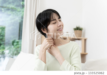 首をマッサージする女性　胸鎖乳突筋メソッド　小顔効果マッサージ 133525062