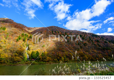 晩秋の最上峡　白糸の滝　山形県 133525457