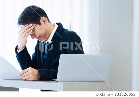 採用担当のビジネスマン 133526053