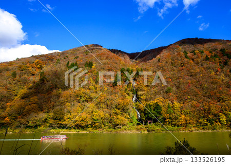 晩秋の最上峡 最上川を回送する舟下り船 白糸の滝 山形県 晩秋の最上峡 最上川を回送する舟下り船 白糸の滝 山形県 133526195