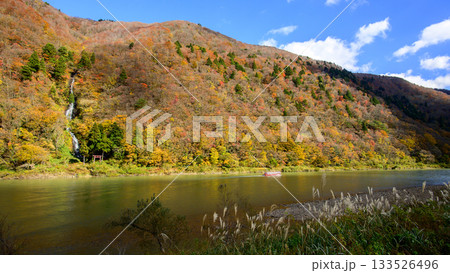 晩秋の最上峡 最上川を回送する舟下り船 白糸の滝 山形県 晩秋の最上峡 最上川を回送する舟下り船 白糸の滝 山形県 133526496