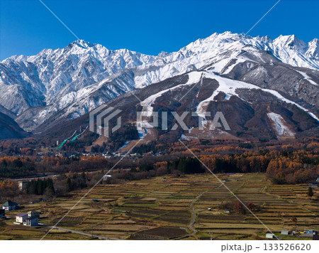 初冬の八方尾根スキー場と五竜岳・唐松岳・不帰の剣　長野県白馬村（ドローンによる空撮） 133526620