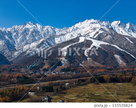 初冬の八方尾根スキー場と五竜岳・唐松岳・不帰の剣　長野県白馬村（ドローンによる空撮） 133526624