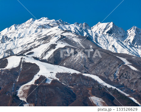 初冬の八方尾根スキー場と唐松岳・不帰の剣　長野県白馬村（ドローンによる空撮） 133526629