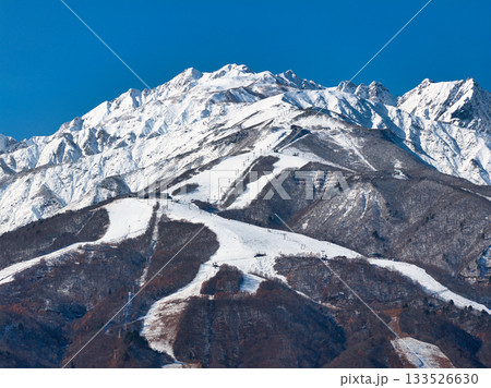 初冬の八方尾根スキー場と唐松岳・不帰の剣　長野県白馬村（ドローンによる空撮） 133526630