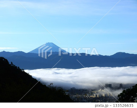 山の上から見た雲海と青空 山の上から見た雲海と青空 133526635