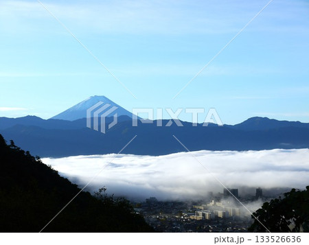 山の上から見た雲海と青空 山の上から見た雲海と青空 133526636