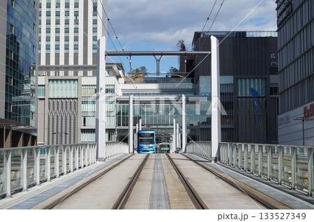 駅ビル内にある路面電車のホーム 133527349