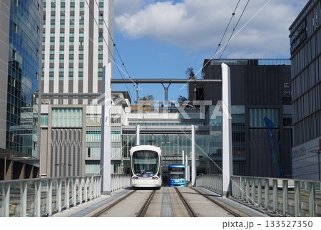 駅ビル内にある路面電車のホーム 133527350