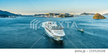 長崎港客船入港（Dream）女神大橋から　パノラマ【長崎市】 133528108