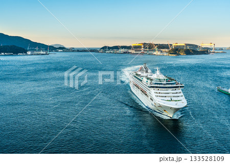 長崎港客船入港（Dream）女神大橋から【長崎市】 133528109