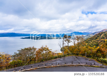 発荷峠展望台の紅葉【秋田県鹿角郡小坂町】 133528188