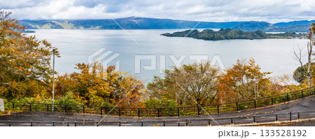 発荷峠展望台の紅葉 パノラマ【秋田県鹿角郡小坂町】 発荷峠展望台の紅葉 パノラマ【秋田県鹿角郡小坂町】 133528192