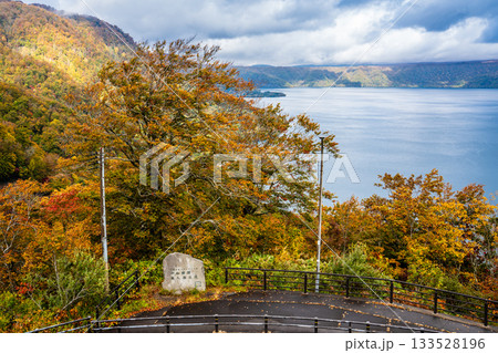 発荷峠展望台の紅葉【秋田県鹿角郡小坂町】 133528196