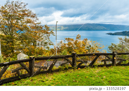 発荷峠展望台の紅葉【秋田県鹿角郡小坂町】 133528197