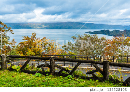 発荷峠展望台の紅葉【秋田県鹿角郡小坂町】 133528198