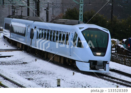 雪景色を眺めつつ超豪華特急は日光・鬼怒川へ… 東武鉄道・特急『スペーシアX』N100系 133528389