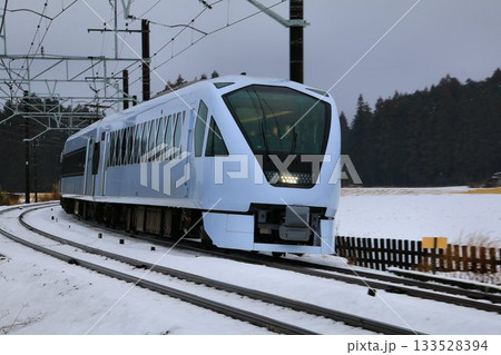 雪景色を眺めつつ超豪華特急は日光・鬼怒川へ… 東武鉄道・特急『スペーシアX』N100系 133528394