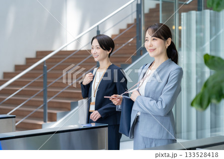 オフィスに通勤をするビジネスウーマン 撮影協力:スカパー東京メディアセンター オフィスに通勤をするビジネスウーマン 撮影協力:スカパー東京メディアセンター 133528418