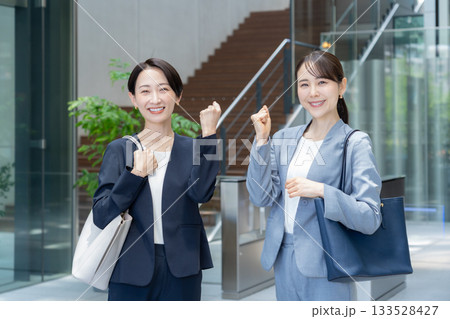 オフィスに通勤をするビジネスウーマン 撮影協力:スカパー東京メディアセンター オフィスに通勤をするビジネスウーマン 撮影協力:スカパー東京メディアセンター 133528427
