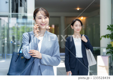 オフィスに通勤をするビジネスウーマン 撮影協力:スカパー東京メディアセンター オフィスに通勤をするビジネスウーマン 撮影協力:スカパー東京メディアセンター 133528439