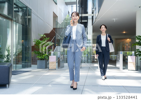 オフィスに通勤をするビジネスウーマン 撮影協力:スカパー東京メディアセンター オフィスに通勤をするビジネスウーマン 撮影協力:スカパー東京メディアセンター 133528441