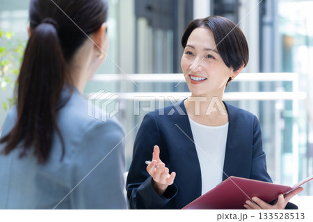 オフィスで打ち合わせをするビジネスウーマン　撮影協力:スカパー東京メディアセンター 133528513