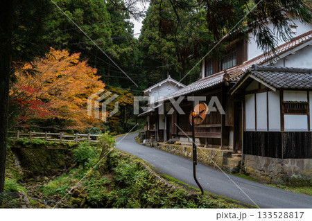 秋の石見銀山　大森銀山地区の町並み 133528817