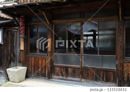 昔の床屋さん（石見銀山・大森地区） 133528832
