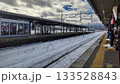 雪のかみのやま温泉駅で列車を待つ人々 133528843
