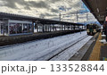 雪のかみのやま温泉駅に停車するJR列車 133528844
