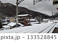雪に包まれた山形の山間駅と木造施設 133528845