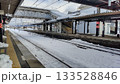 雪景色のかみのやま温泉駅と歩道橋 133528846
