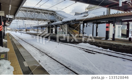 雪景色のかみのやま温泉駅と歩道橋 133528846