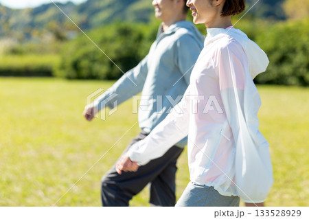 屋外でウォーキングをするミドル夫婦 133528929