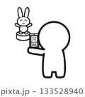 ぬいぐるみをスマートフォンで撮影する人物のイラスト 133528940