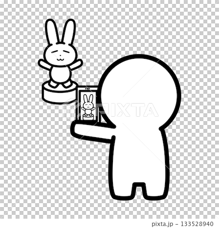 圖：一個人用智慧型手機拍絨毛玩具 133528940