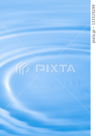 綺麗な水面の波紋 133529299