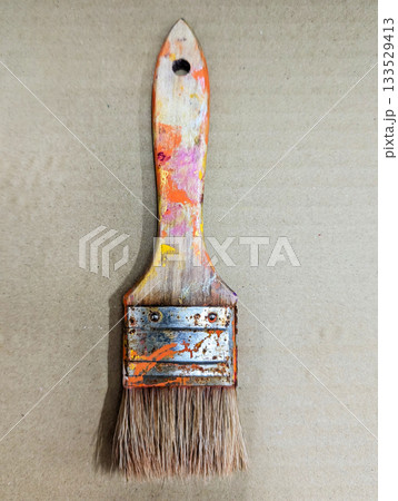 使い込まれた絵筆・刷毛が並ぶアートツールのクローズアップ 08 133529413