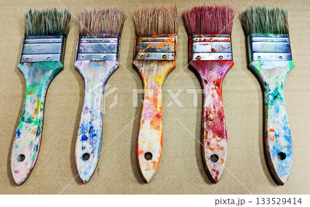 使い込まれた絵筆・刷毛が並ぶアートツールのクローズアップ 09 133529414