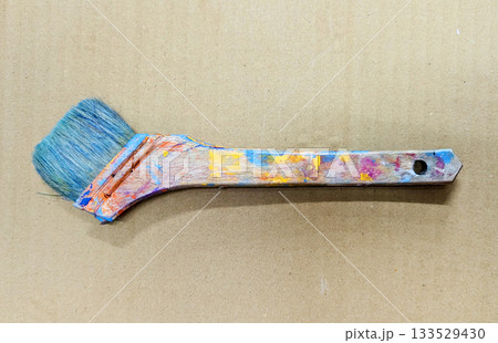 使い込まれた絵筆・刷毛が並ぶアートツールのクローズアップ 24 使い込まれた絵筆・刷毛が並ぶアートツールのクローズアップ 24 133529430