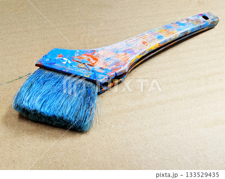使い込まれた絵筆・刷毛が並ぶアートツールのクローズアップ 29 使い込まれた絵筆・刷毛が並ぶアートツールのクローズアップ 29 133529435