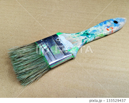 使い込まれた絵筆・刷毛が並ぶアートツールのクローズアップ 31 使い込まれた絵筆・刷毛が並ぶアートツールのクローズアップ 31 133529437