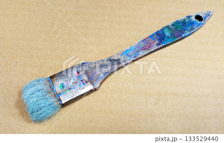 使い込まれた絵筆・刷毛が並ぶアートツールのクローズアップ 34 使い込まれた絵筆・刷毛が並ぶアートツールのクローズアップ 34 133529440